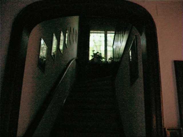 Bad mit schwarzen Wandplatten vor der Sanierung.